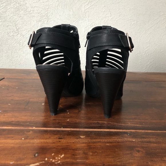 Black Gladiator Strappy Heel - Picture 3 of 8